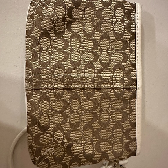 Coach wristlet excellent condition $18 - Picture 2 of 4